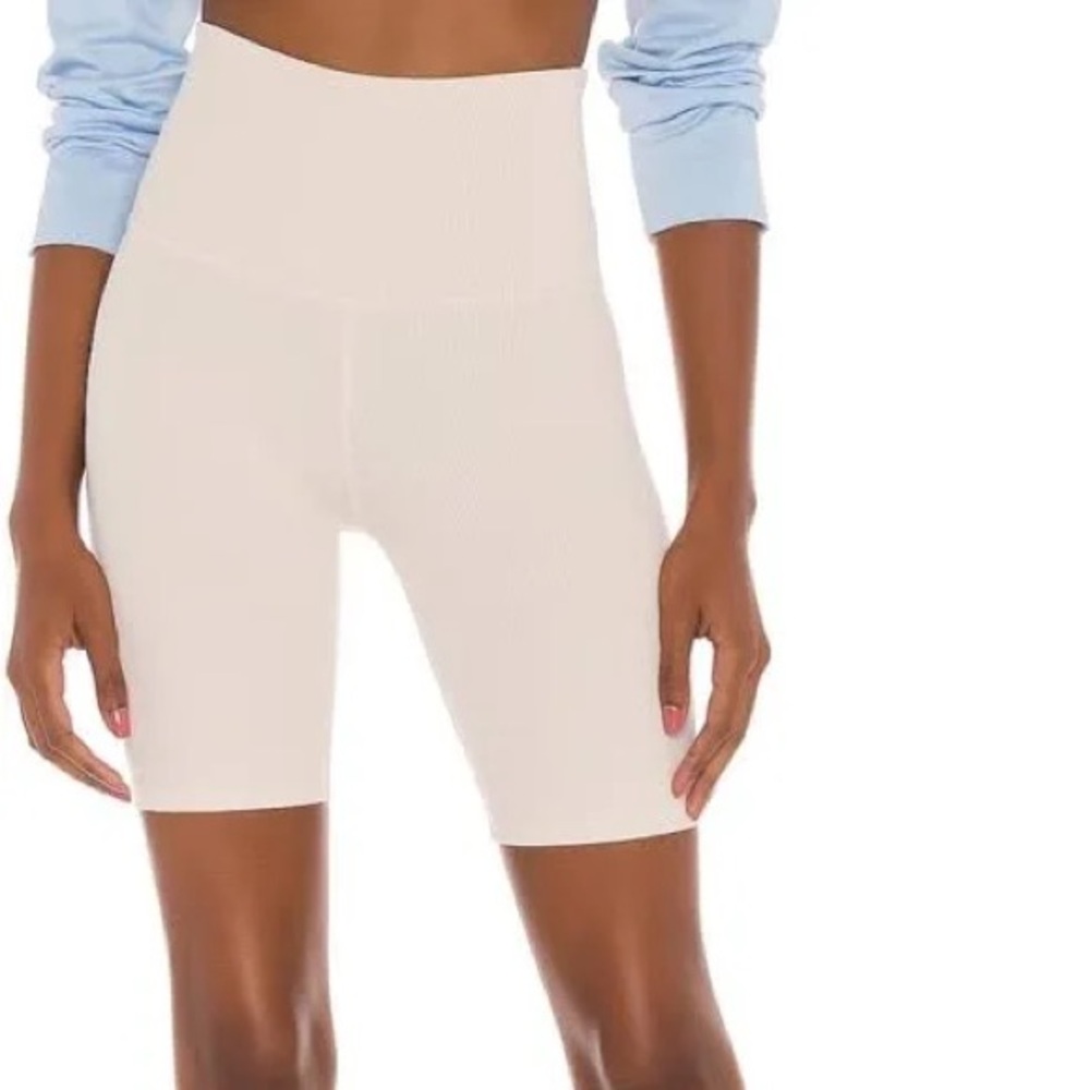 Beyond Yoga Cream Buttery Soft Biker Short Size Small - Picture 1 of 8